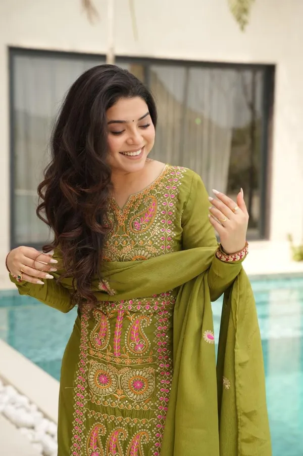 Sheesh_Chinnon_Silk_Zari_Embroidered_Kurta_Pant_Set_with_Dupatta