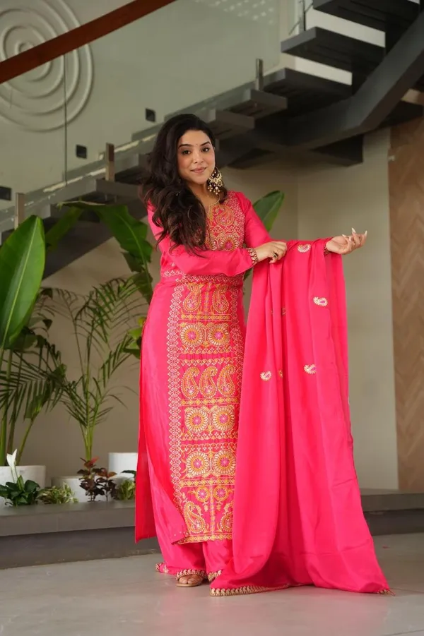 Sheesh_Chinnon_Silk_Zari_Embroidered_Kurta_Pant_Set_with_Dupatta