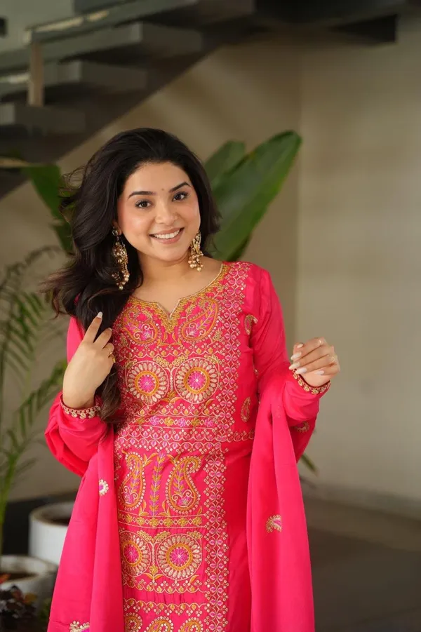 Sheesh_Chinnon_Silk_Zari_Embroidered_Kurta_Pant_Set_with_Dupatta