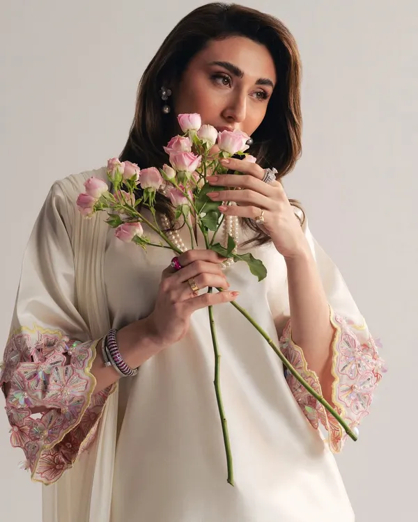 Sheesh_Ivory_Pink_Handwork_Crepe_Silk_Kurti_Set_with_Farshi_Salwar_&_Organza_Dupatta