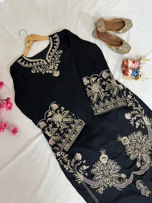 Sheesh_Nazakat_Black_Embellished_Ensemble