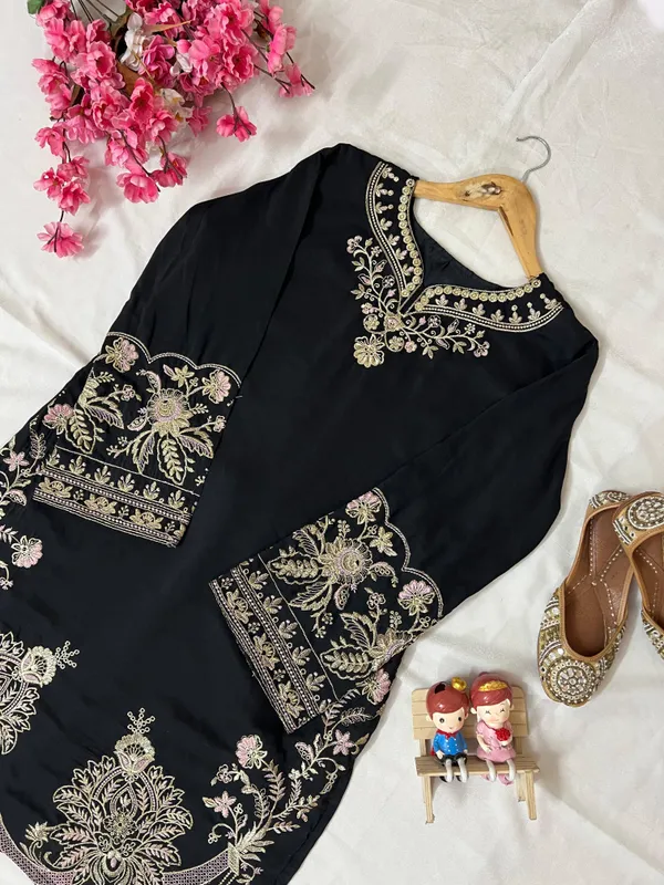 Sheesh_Nazakat_Black_Embellished_Ensemble