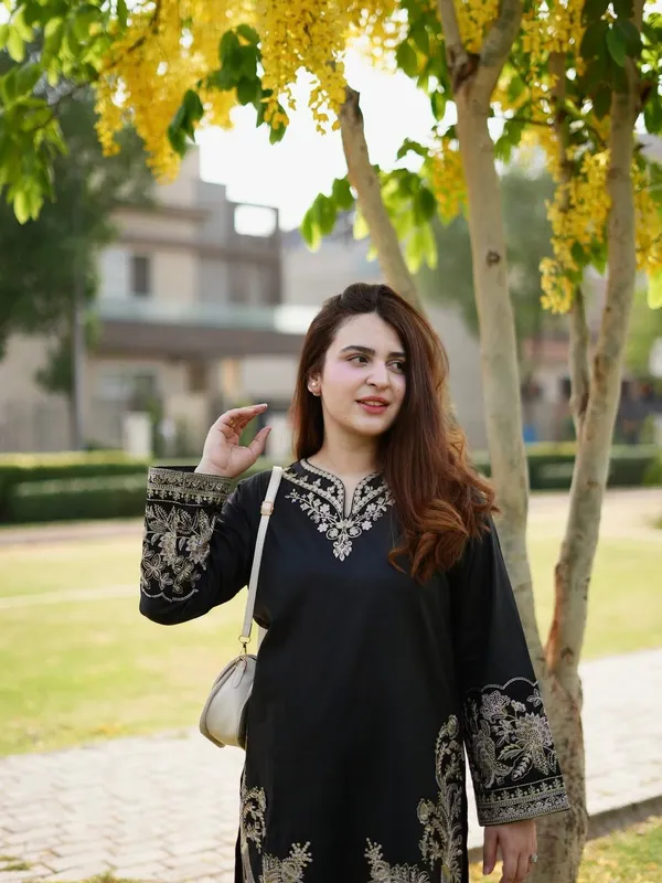 Sheesh_Nazakat_Black_Embellished_Ensemble
