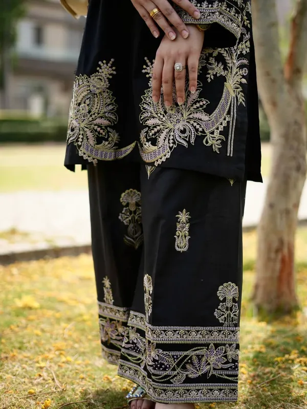 Sheesh_Nazakat_Black_Embellished_Ensemble