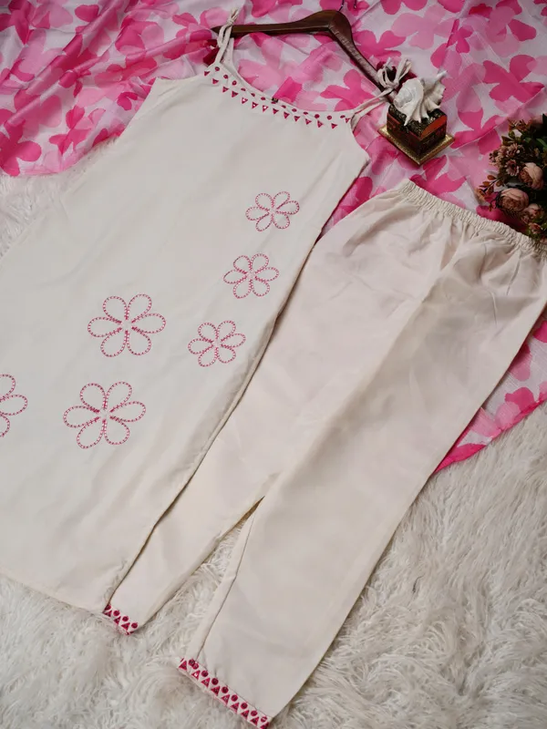Sheesh_Rayon_Slub_Embroidered_Kurta_Pant_Set_with_Digital_Print_Kota_Dupatta