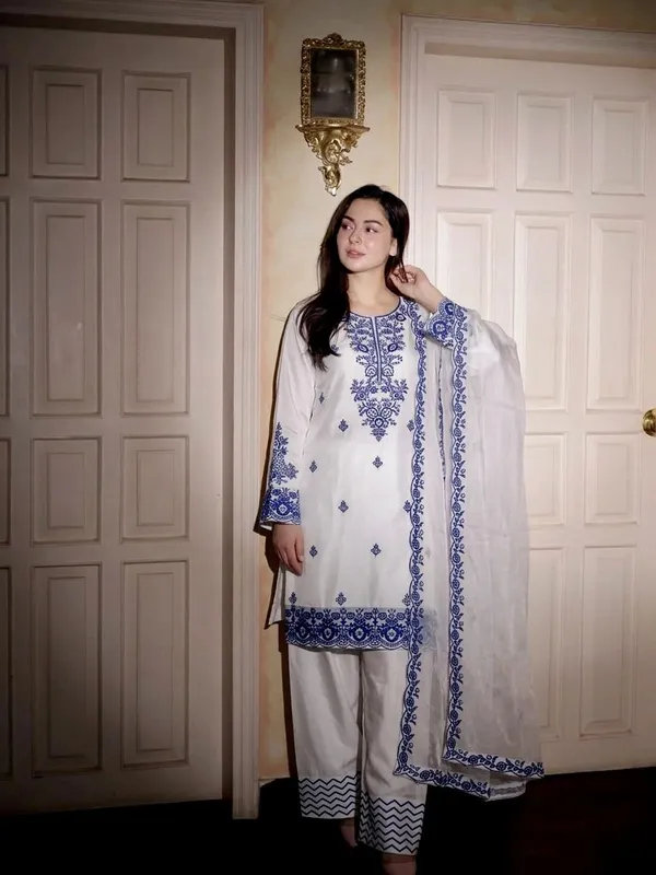 Sheesh_White_Rayon_Cotton_Embroidered_Kurti_Set_with_Farshi_Pant_&_Silk_Dupatta