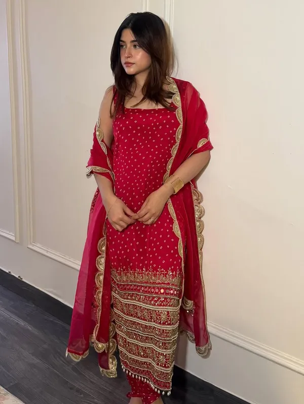 Sheesh_Zaariya_Red_Embroidered_Suit