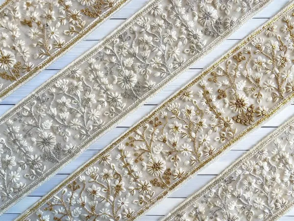 White_Embroidered_Fabric_Lace_(3.5_Inch)