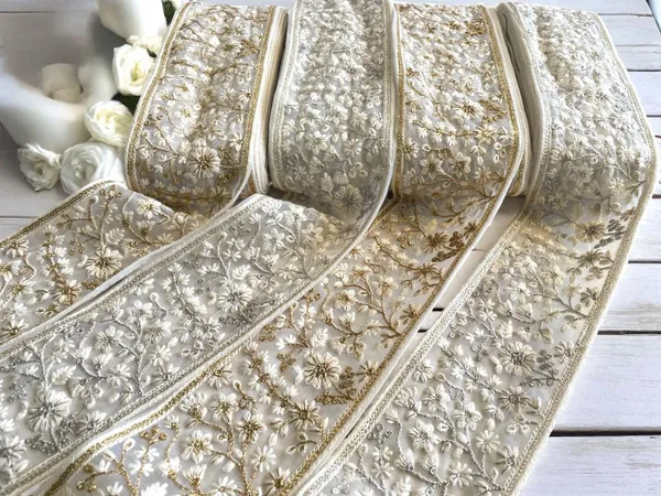 White_Embroidered_Fabric_Lace_(3.5_Inch)