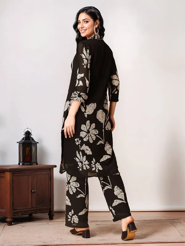 Black_Floral_Printed_Cotton_Blend_Straight_Kurta_With_Printed_Cotton_Blend_Trouser_For_Women