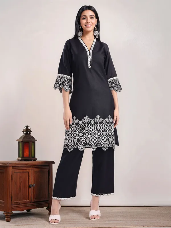 Black_Solid_Embroidered_Cotton_Blend_Straight_Kurta_With_Solid_Cotton_Blend_Trouser_For_Women