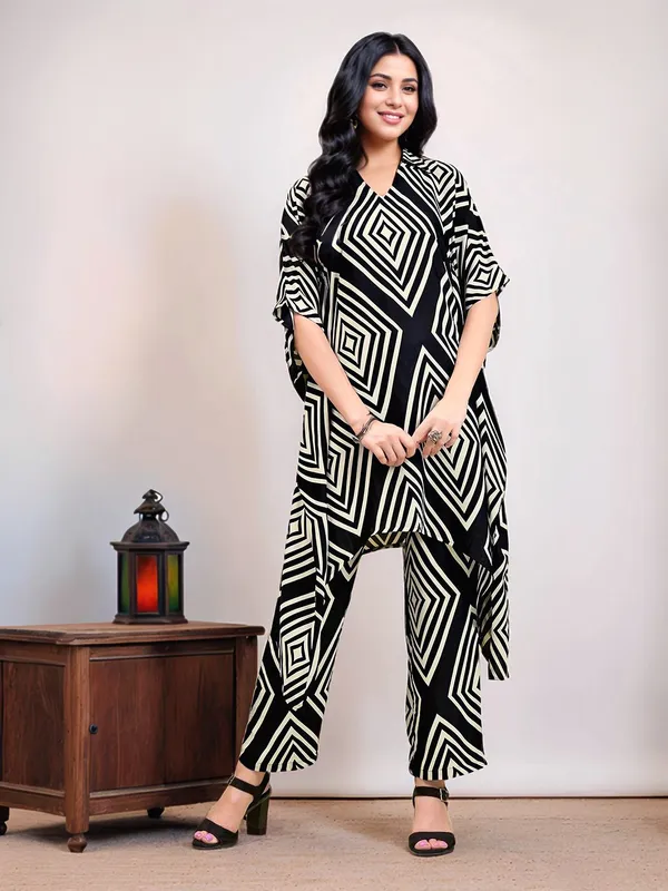Black_Geometrical_Printed_Cotton_Kaftan_Kurta_With_Printed_Cotton_Trouser_For_Women