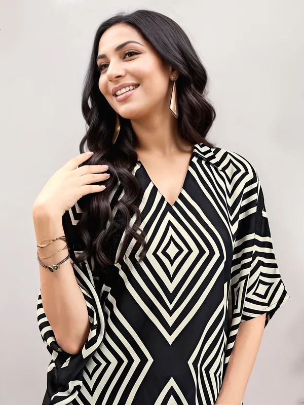 Black_Geometrical_Printed_Cotton_Kaftan_Kurta_With_Printed_Cotton_Trouser_For_Women