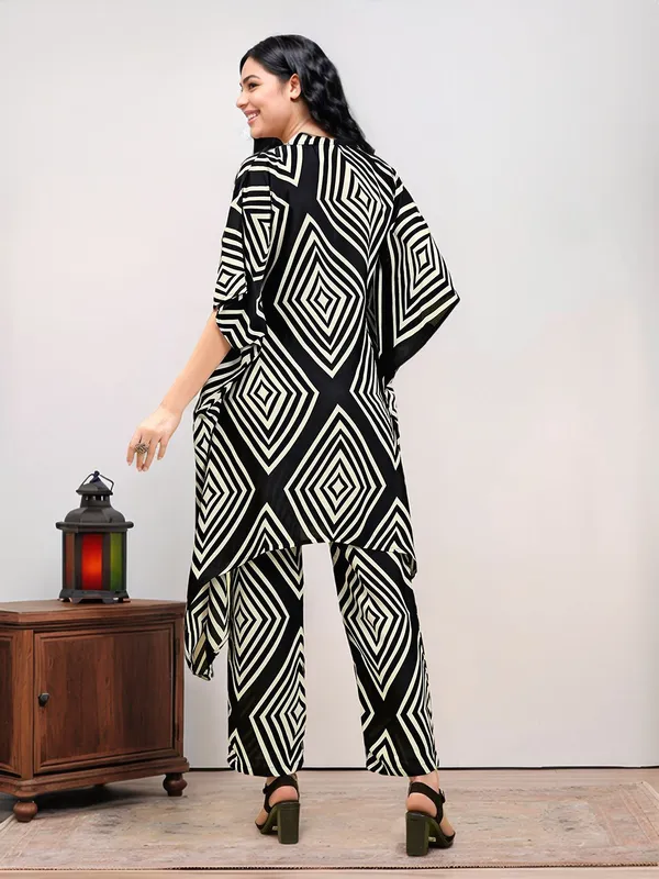 Black_Geometrical_Printed_Cotton_Kaftan_Kurta_With_Printed_Cotton_Trouser_For_Women