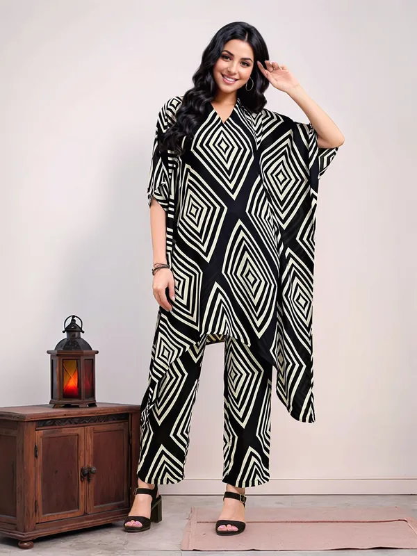Black_Geometrical_Printed_Cotton_Kaftan_Kurta_With_Printed_Cotton_Trouser_For_Women