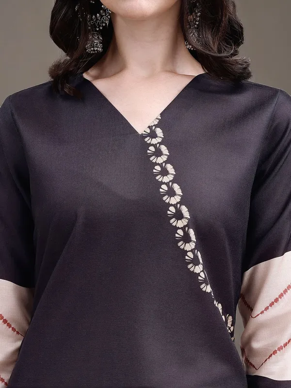 Women_Black_&_Beige_Floral_Printed_Cotton_blend_Straight_Kurta_with_Matching_Trousers