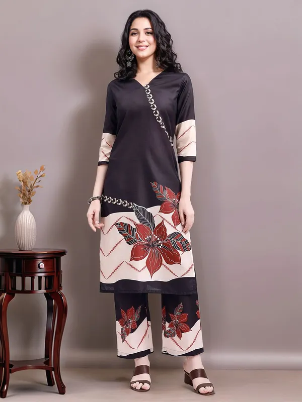 Women_Black_&_Beige_Floral_Printed_Cotton_blend_Straight_Kurta_with_Matching_Trousers