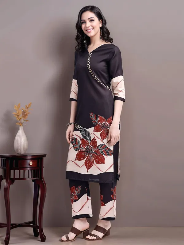 Women_Black_&_Beige_Floral_Printed_Cotton_blend_Straight_Kurta_with_Matching_Trousers