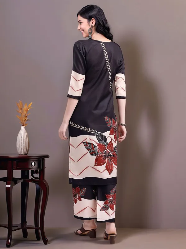 Women_Black_&_Beige_Floral_Printed_Cotton_blend_Straight_Kurta_with_Matching_Trousers