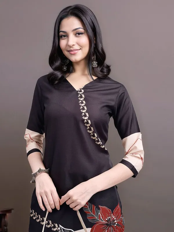 Women_Black_&_Beige_Floral_Printed_Cotton_blend_Straight_Kurta_with_Matching_Trousers