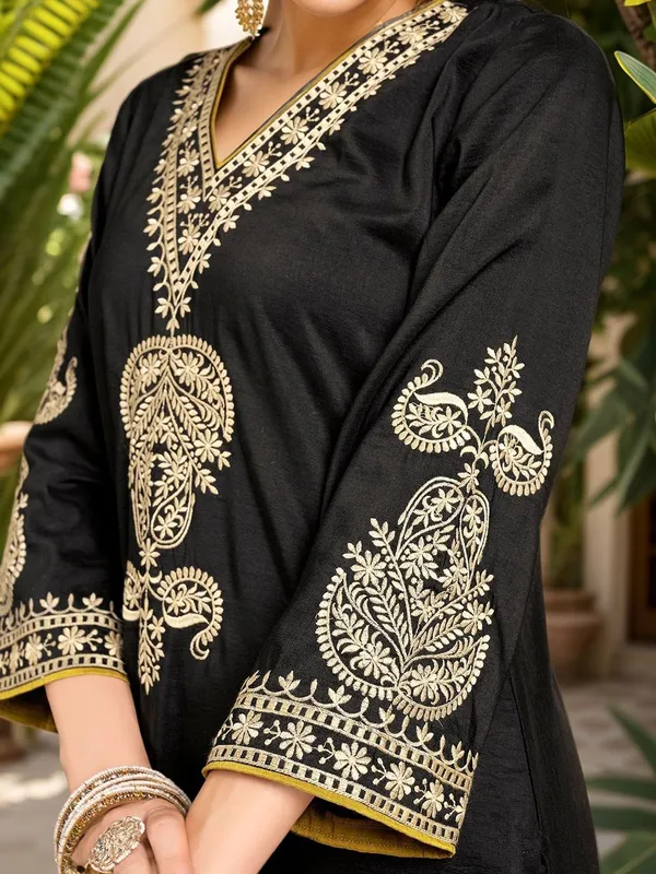 Women_Black_Chinon_Thread_work_Embroidered_V-Neck_straight_Kurta_Set