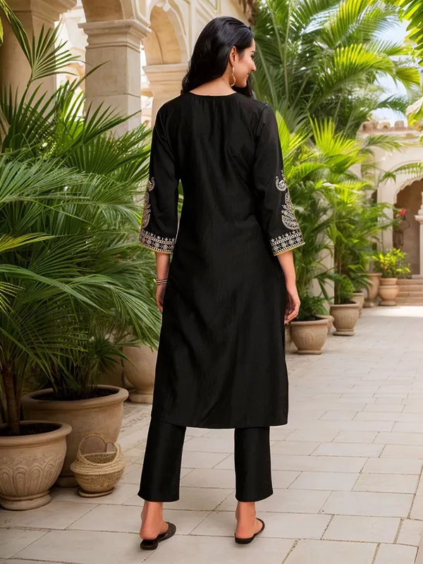Women_Black_Chinon_Thread_work_Embroidered_V-Neck_straight_Kurta_Set