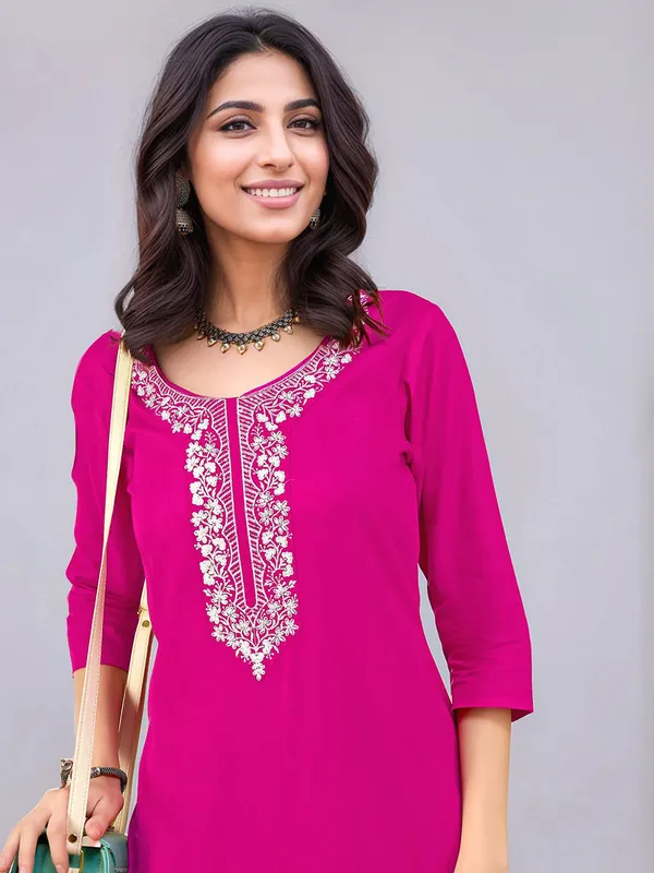 Women_Magenta_Viscose_Rayon_Thread_work_&_Sequins_Embroidered_Round_Neck_Straight_kurta