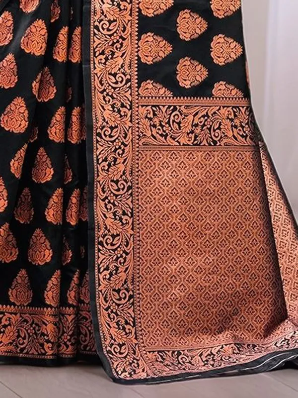 Black_Woven_Kanjivaram_Art_Silk_Saree_For_Women