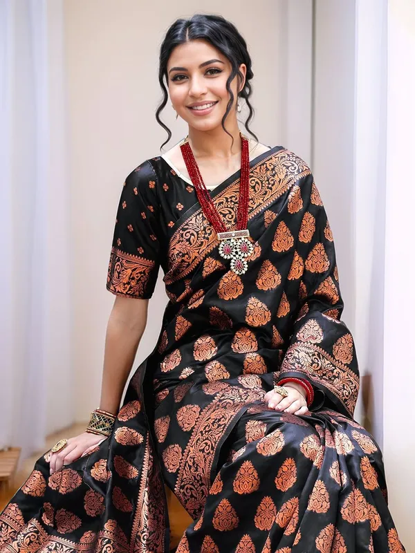 Black_Woven_Kanjivaram_Art_Silk_Saree_For_Women