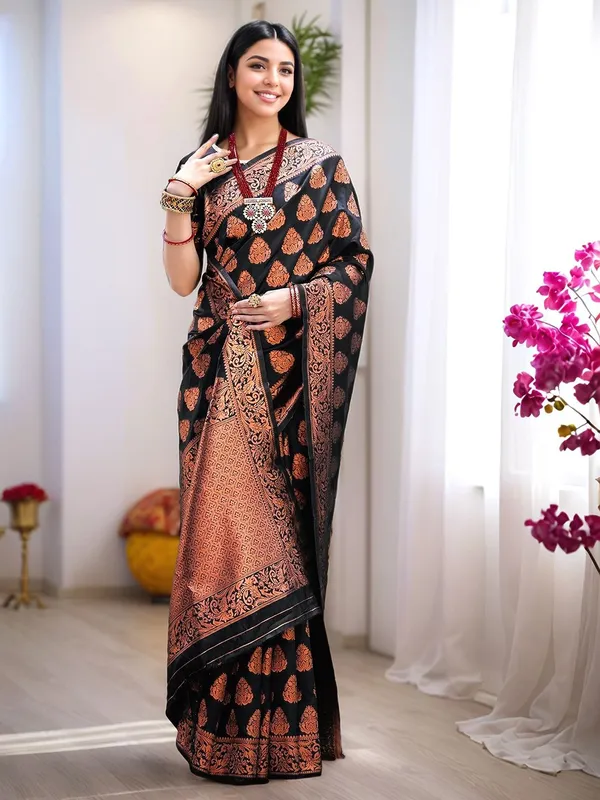 Black_Woven_Kanjivaram_Art_Silk_Saree_For_Women