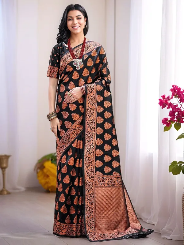 Black_Woven_Kanjivaram_Art_Silk_Saree_For_Women