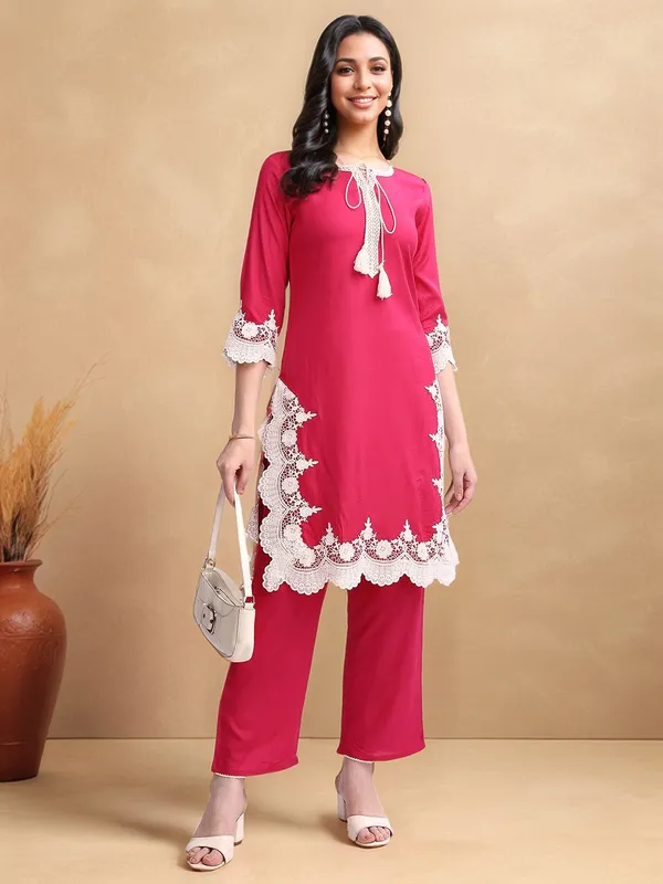 Magenta_Solid_Solid_Viscose_Rayon_Lace_Detailing_Straight_Kurta_With_Solid_Viscose_Rayon_Trouser_For_Women