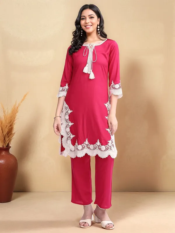 Magenta_Solid_Solid_Viscose_Rayon_Lace_Detailing_Straight_Kurta_With_Solid_Viscose_Rayon_Trouser_For_Women