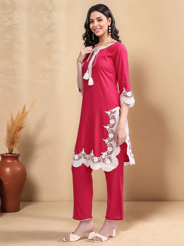 Magenta_Solid_Solid_Viscose_Rayon_Lace_Detailing_Straight_Kurta_With_Solid_Viscose_Rayon_Trouser_For_Women