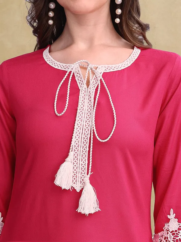Magenta_Solid_Solid_Viscose_Rayon_Lace_Detailing_Straight_Kurta_With_Solid_Viscose_Rayon_Trouser_For_Women