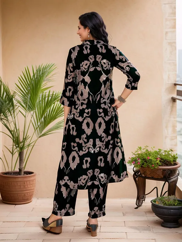Women_Black_Cotton_Blend_Digital_Printed_Straight_kurta_&_Printed_Trousers