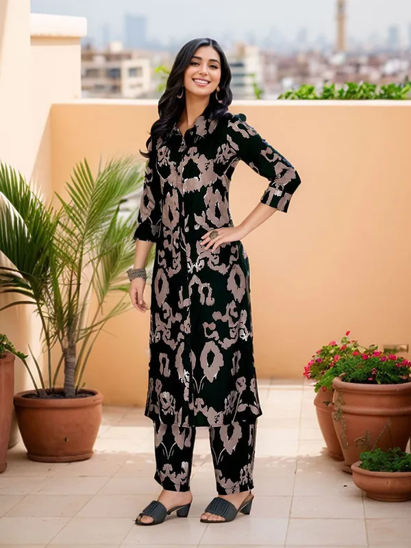 Women_Black_Cotton_Blend_Digital_Printed_Straight_kurta_&_Printed_Trousers