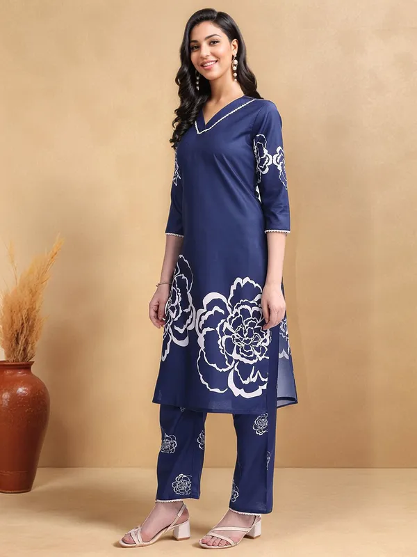 Blue_Floral_Printed_Cotton_Blend_Straight_Kurta_With_Printed_Cotton_Blend_Trouser_For_Women