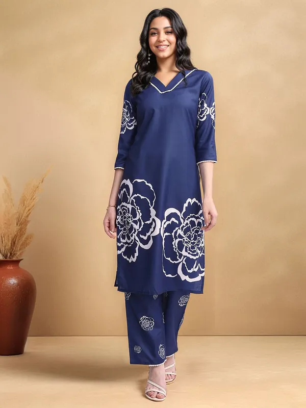 Blue_Floral_Printed_Cotton_Blend_Straight_Kurta_With_Printed_Cotton_Blend_Trouser_For_Women