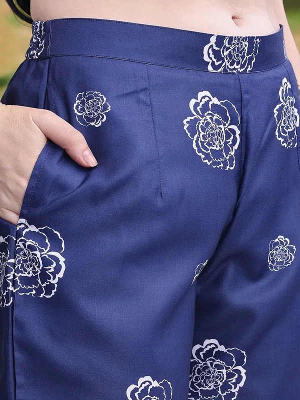 Blue_Floral_Printed_Cotton_Blend_Straight_Kurta_With_Printed_Cotton_Blend_Trouser_For_Women