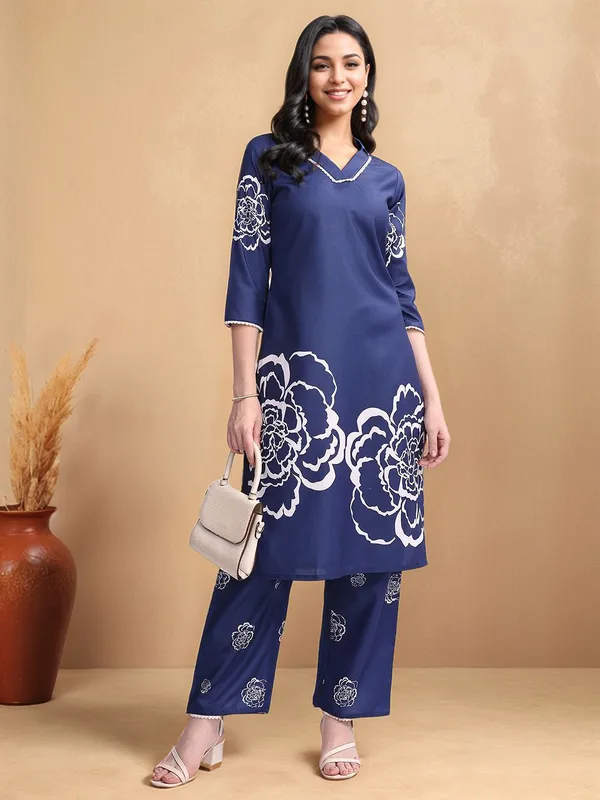 Blue_Floral_Printed_Cotton_Blend_Straight_Kurta_With_Printed_Cotton_Blend_Trouser_For_Women