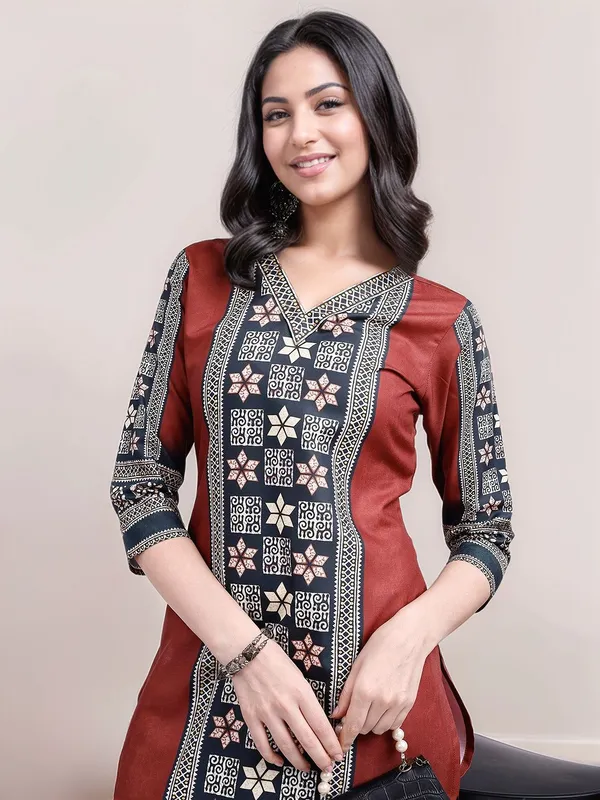 Women_Rust_&_Black_Digital_Printed_Cotton_Blend_Straight_Kurta_with_Trousers
