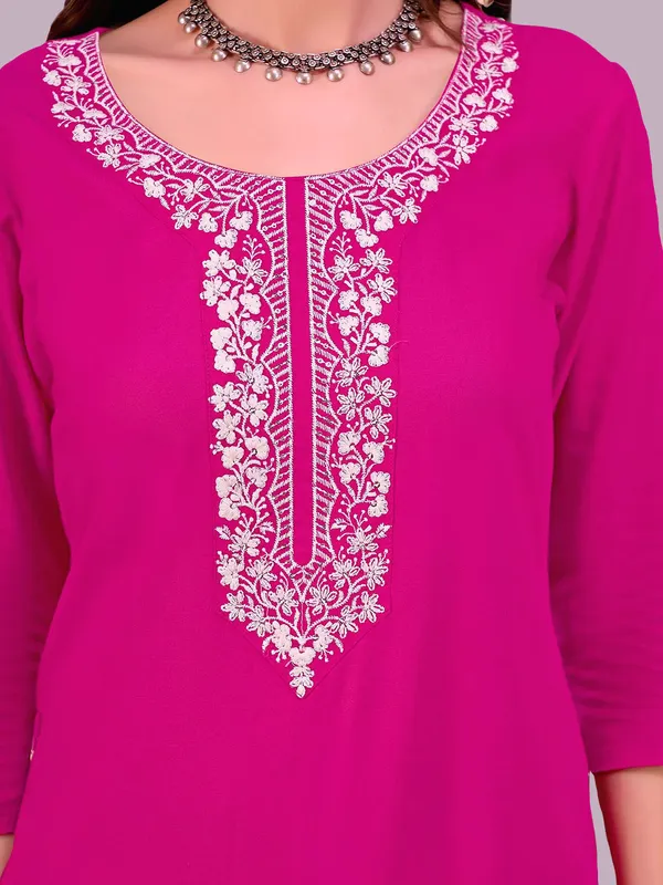 Women_Magenta_Viscose_Rayon_Thread_work_&_Sequins_Embroidered_Round_Neck_Straight_kurta