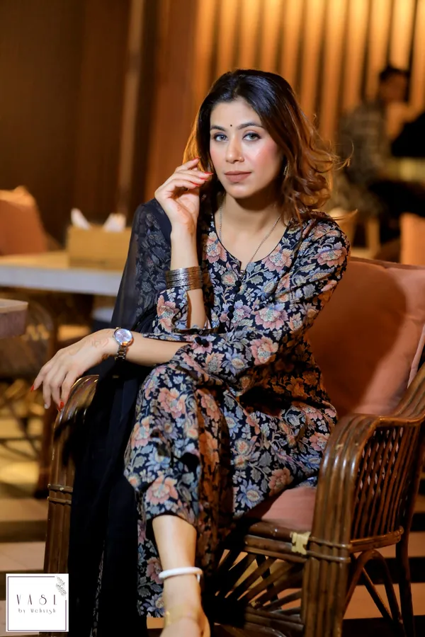 Black_Floral_Cotton_Lawn_Premium_Suit_Set_For_Women