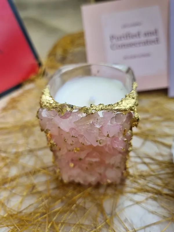 CUPID’S_WHISPER_Rose_Quartz_Small_Crystal_Candle_–_1_Wick_Luxury_Soy_Wax_Candle_for_Love,_Positivity_&_Romance_|_Hand-Decorated_with_Natural_Rose_Quartz_Crystals