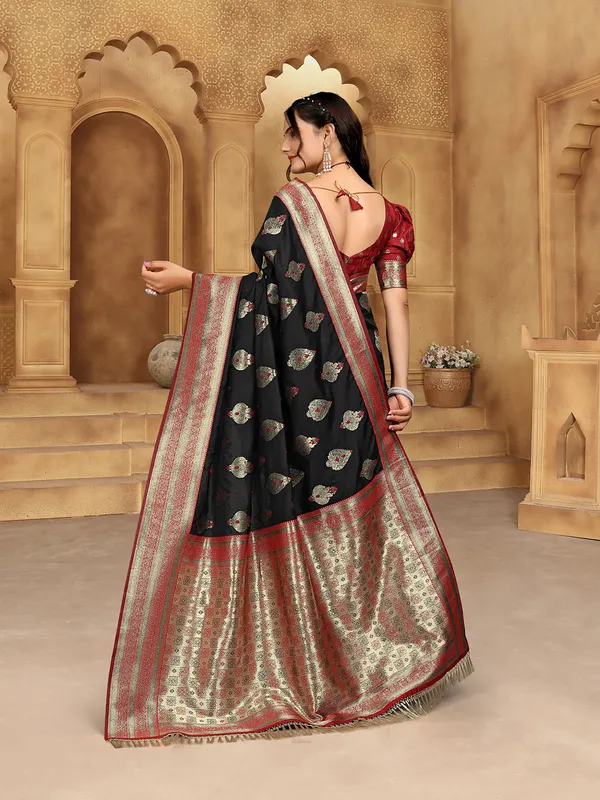 Black_Banarsi_Silk_Saree_For_Women