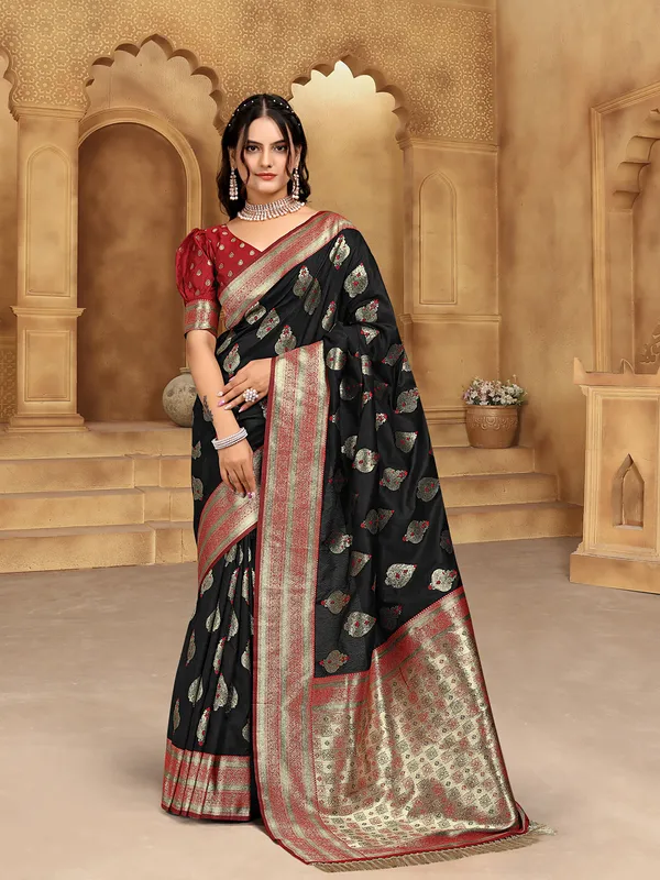 Black_Banarsi_Silk_Saree_For_Women