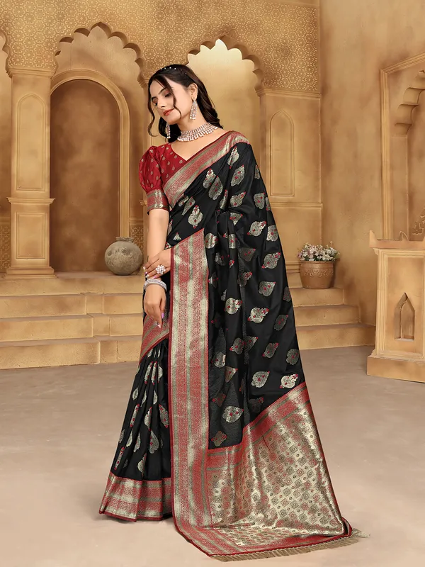 Black_Banarsi_Silk_Saree_For_Women