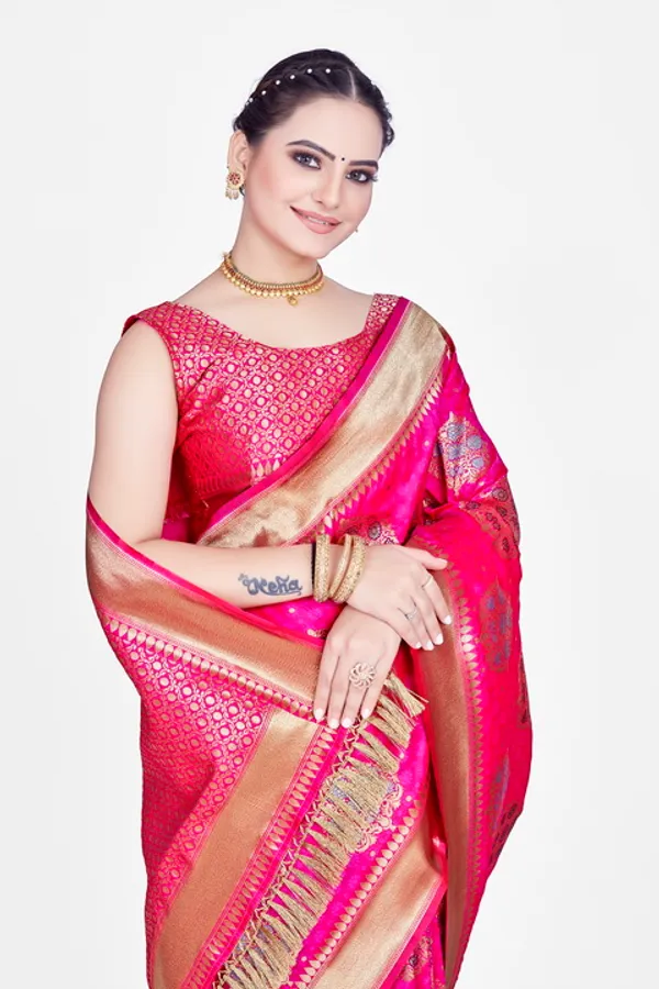 Gold_-Toned_Ethnic_Motifs_Woven_Design_Zari_Kia_Silk_Cotton_Saree