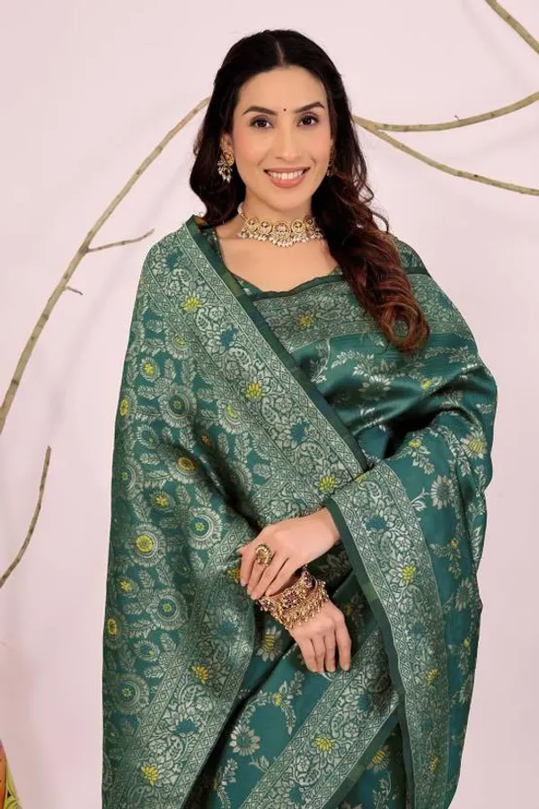 Pure_Dola_Silk_Banarasi_Saree_with_Rose_Motifs,_Zari_Weaving,_and_Piping_Lace_Borders_with_unstitched_Brocade_design_blouse_piece